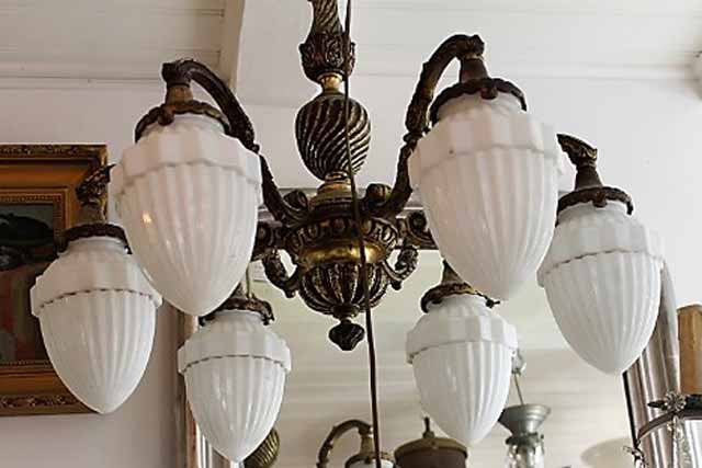 Grote tafellamp. antieke hanglamp met 6 kogelvormige glazen