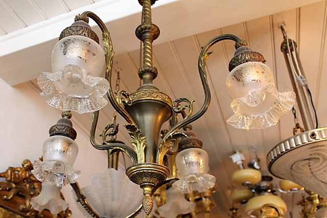 Antieke Franse hanglamp. met 4 armen met mooi bewerkte glazen kapjes