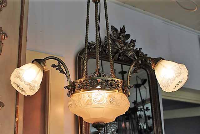 Antieke Franse hanglamp. met antieke kappen, 3 armen