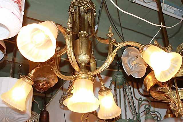 Antieke vuurvergulde hanglamp. met 5 originele glas kappen