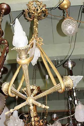 Antieke toortsen hanglamp. met 3 op vlammen lijkende kappen