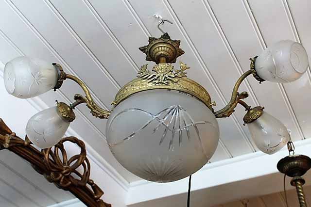 Antieke langwerpige hanglamp. 2 armen, en 5 antieke handgeslepen glazen kappen