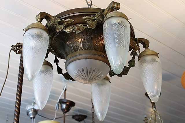Antieke plafonniere met 5 peervormige lampen. en een halve bol in het midden