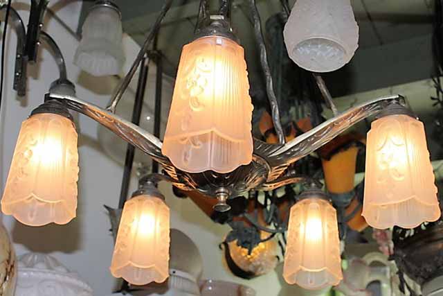 Art Deco hanglamp uit Frankrijk. 5 armen met langwerpige kapjes