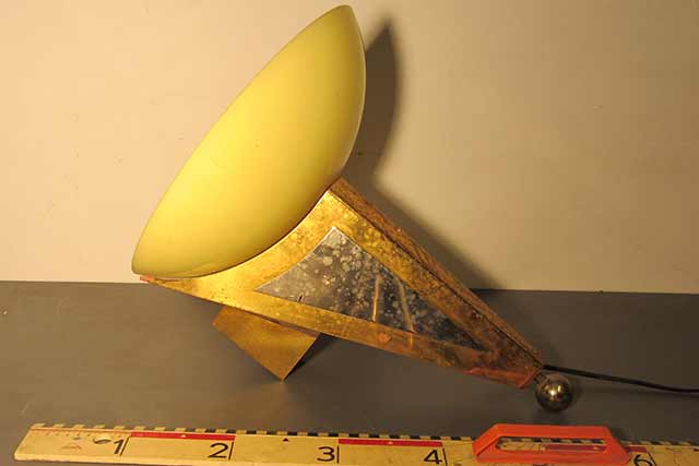 Wandlamp 45cm hoog en diameter is 35cm. Wandlamp van matglas naar boven schijnend, er zijn meerdere exemplaren