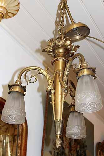 Bronzen nieuwe hanglamp in goudkleur. 3 armen met oud glas kapjes