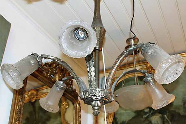 Vernikkeld Franse Deco hanglamp, 6 armen. met origineel half gematteerd glas