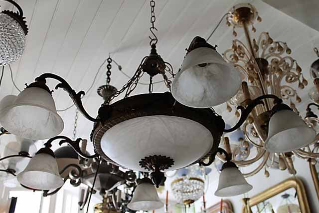 Bronzen hanglamp met 6 armen met klokvormige kappen. en een grote schaal in het midden