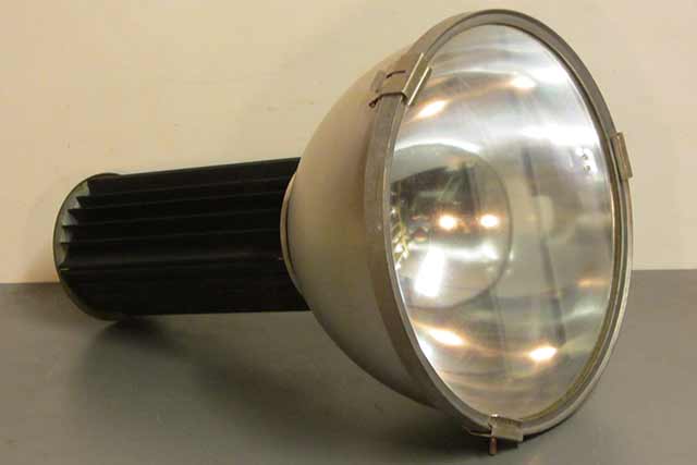 industri�le AEG hanglamp, gemaakt van aluminium (dus niet zwaar). Met glazen bodem, diameter 43cm en hoogte 63cm, prijs: 200,- ex btw.<br />
Compleet met draad, fitting, aarde, ketting, etc