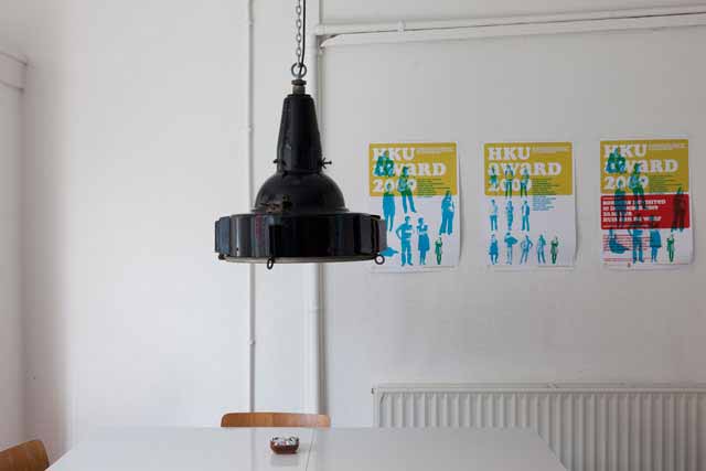 Studio Vrijdag, Utrecht. Industri�le zwarte lamp met ronde glasplaat