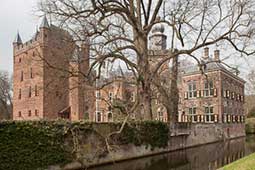 Kasteel Nyenrode met gracht in Breukelen
