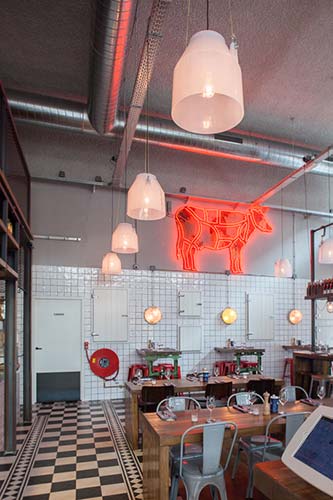 Bar en grill Speck in Utrecht. matdoorzichtige plastic melkkan hanglamp