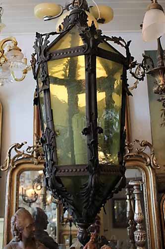 Antieke grote hanglamp.  uit de kaarsentijd