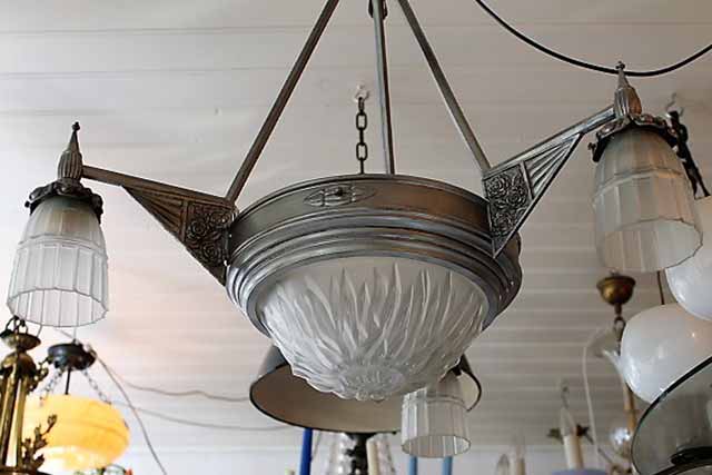Art Deco hanglamp met origineel glas. 3 armen met glazen kapjes en 1 halve bol in het midden