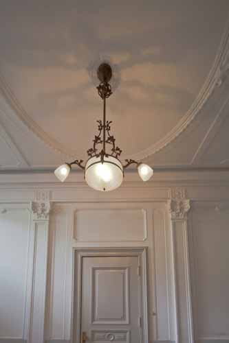 bijvoorbeeld Verzoenen rek Marinus Licht - Antieke Franse tafellamp met lengteas, antieke hanglamp met  grote bol en 2 kapjes schuin beneden schijnend