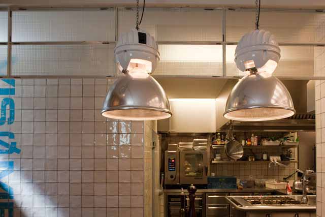Restaurant Vis en Meer, Utrecht. Industrile grote hanglampen in keuken